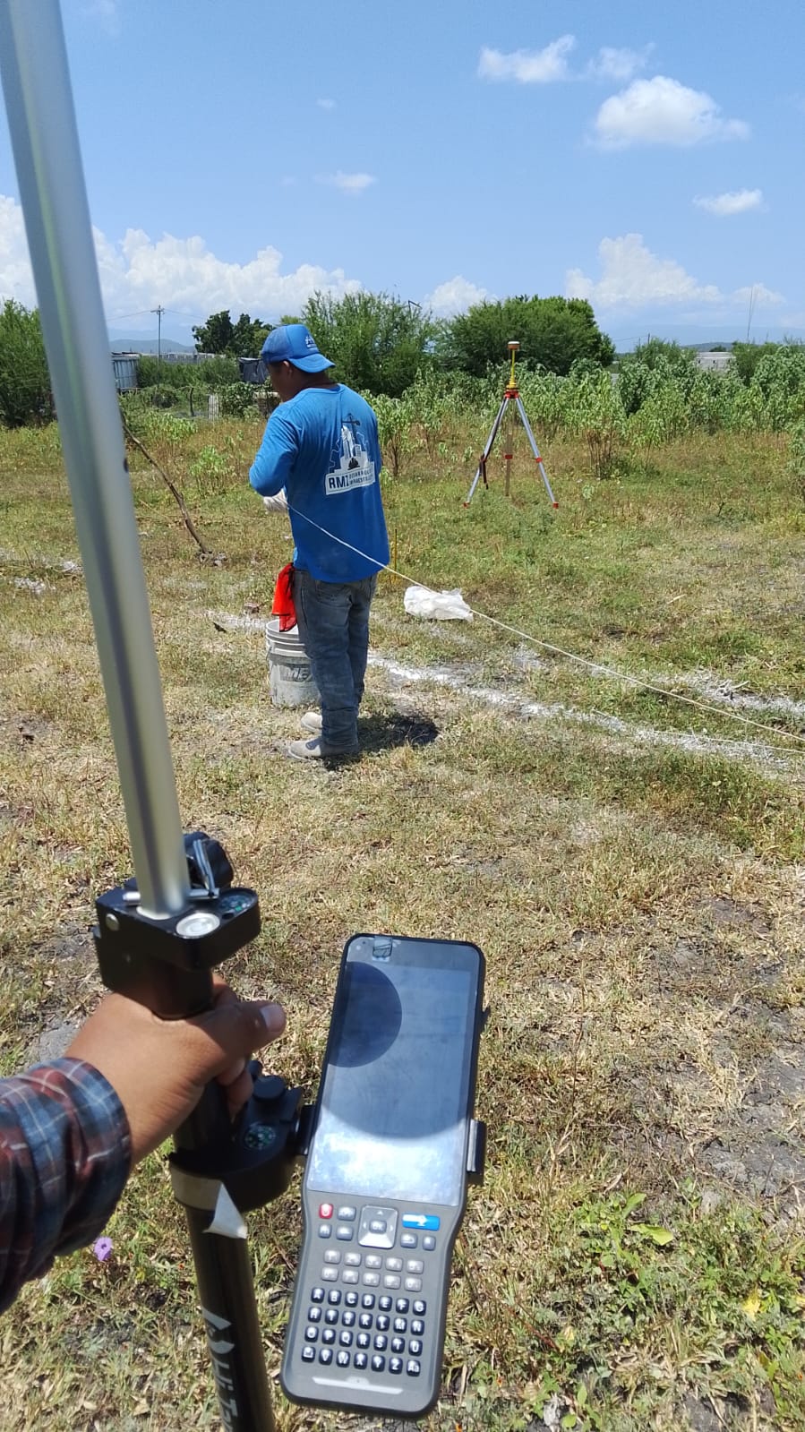 Medición de terrenos con equipo GPS en campo