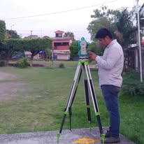 Personal realizando medición con estación total